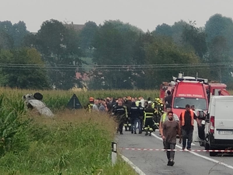 Si schianta aereo delle Frecce Tricolori nel Torinese, morta una bimba. Le immagini 5