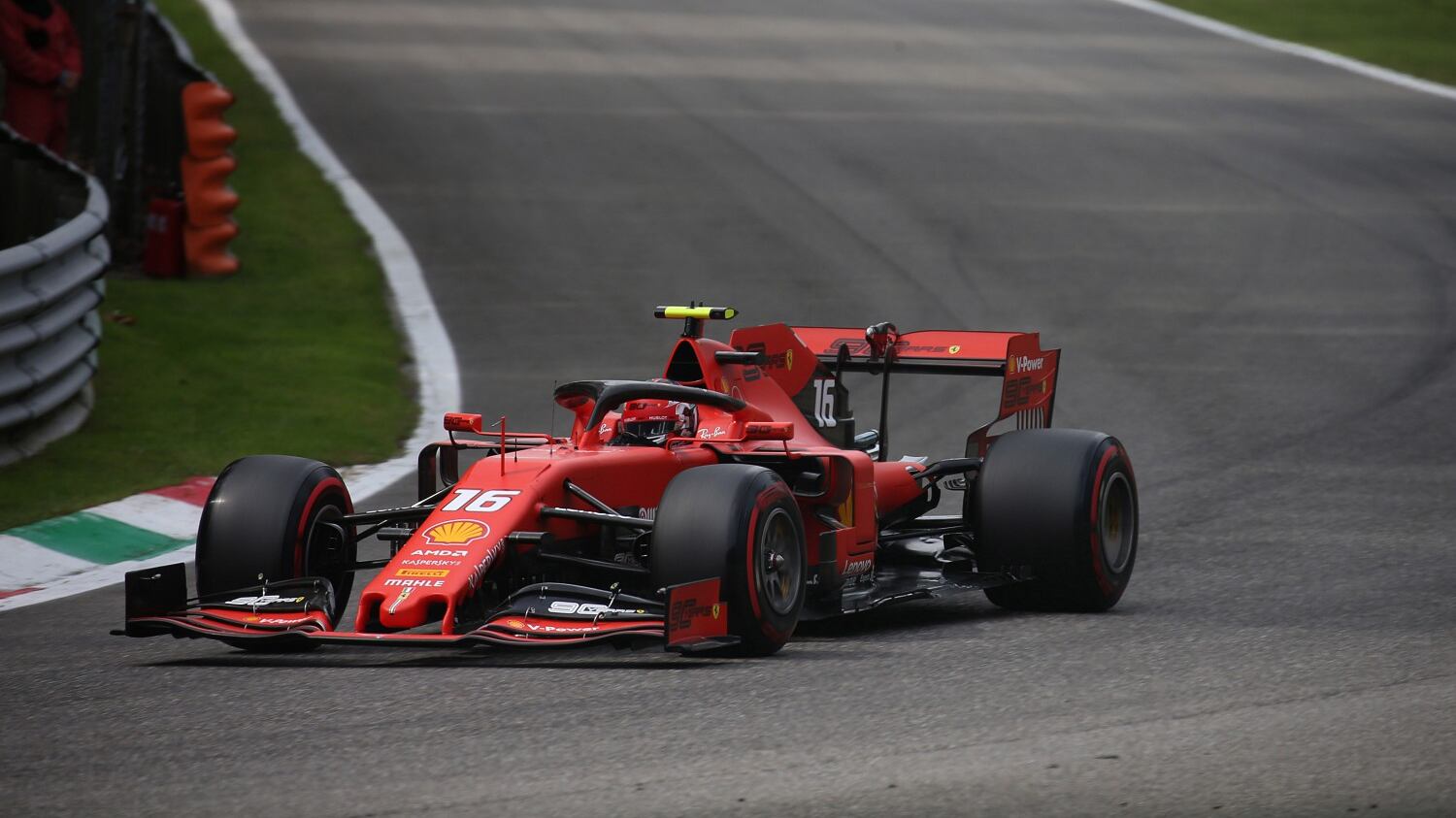 Pole Leclerc, bimbo veloce... e furbo