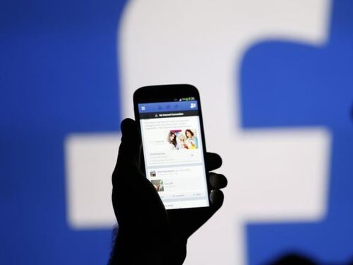 Facebook rende accessibili foto di milioni di utenti: "Colpa di un bug"