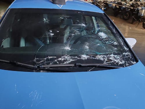 “Sono sassi contro lo Stato”. Sette agenti feriti a Palermo e due volanti distrutte in una sassaiola
