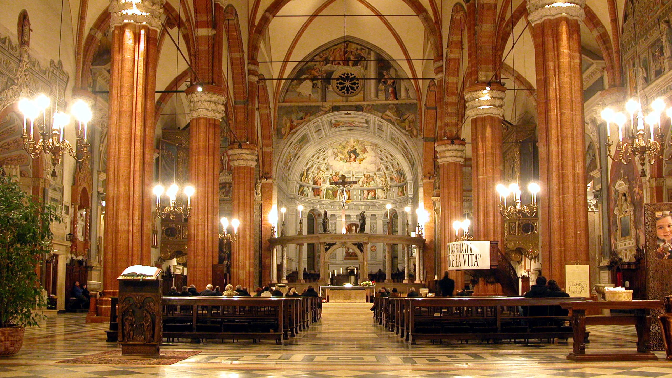 Verona, giù il tetto del Duomo. Il crollo durante la Messa