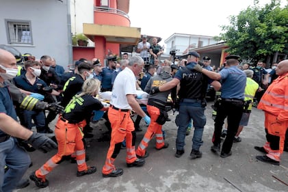 Saviano, si scava nelle macerie: i soccorsi per il crollo della palazzina 1