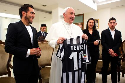 Tevez regala la maglia al Papa 3