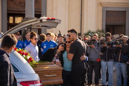 L'ultimo saluto a Matilde Lorenzi: le immagini più toccanti dei funerali 9