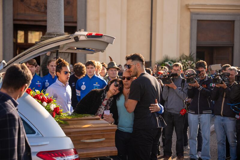 L'ultimo saluto a Matilde Lorenzi: le immagini più toccanti dei funerali 9