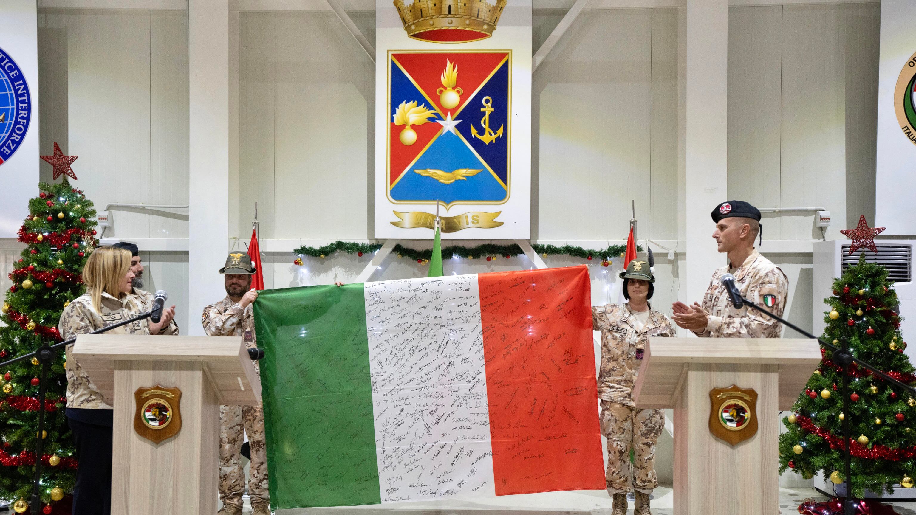 "Dovrei essere più militare...". Giorgia Meloni si commuove di fronte ai soldati