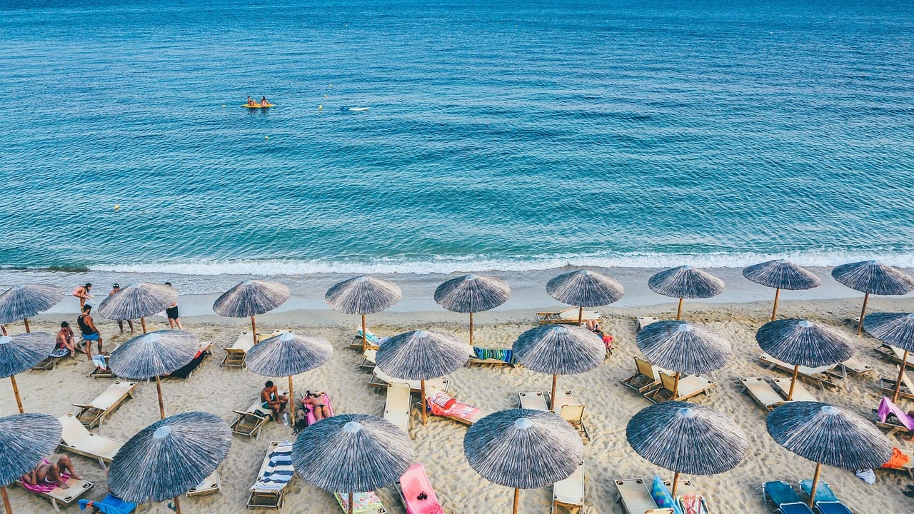 Montalto di Castro, 17enne scava una buca in spiaggia e muore sepolto dalla sabbia