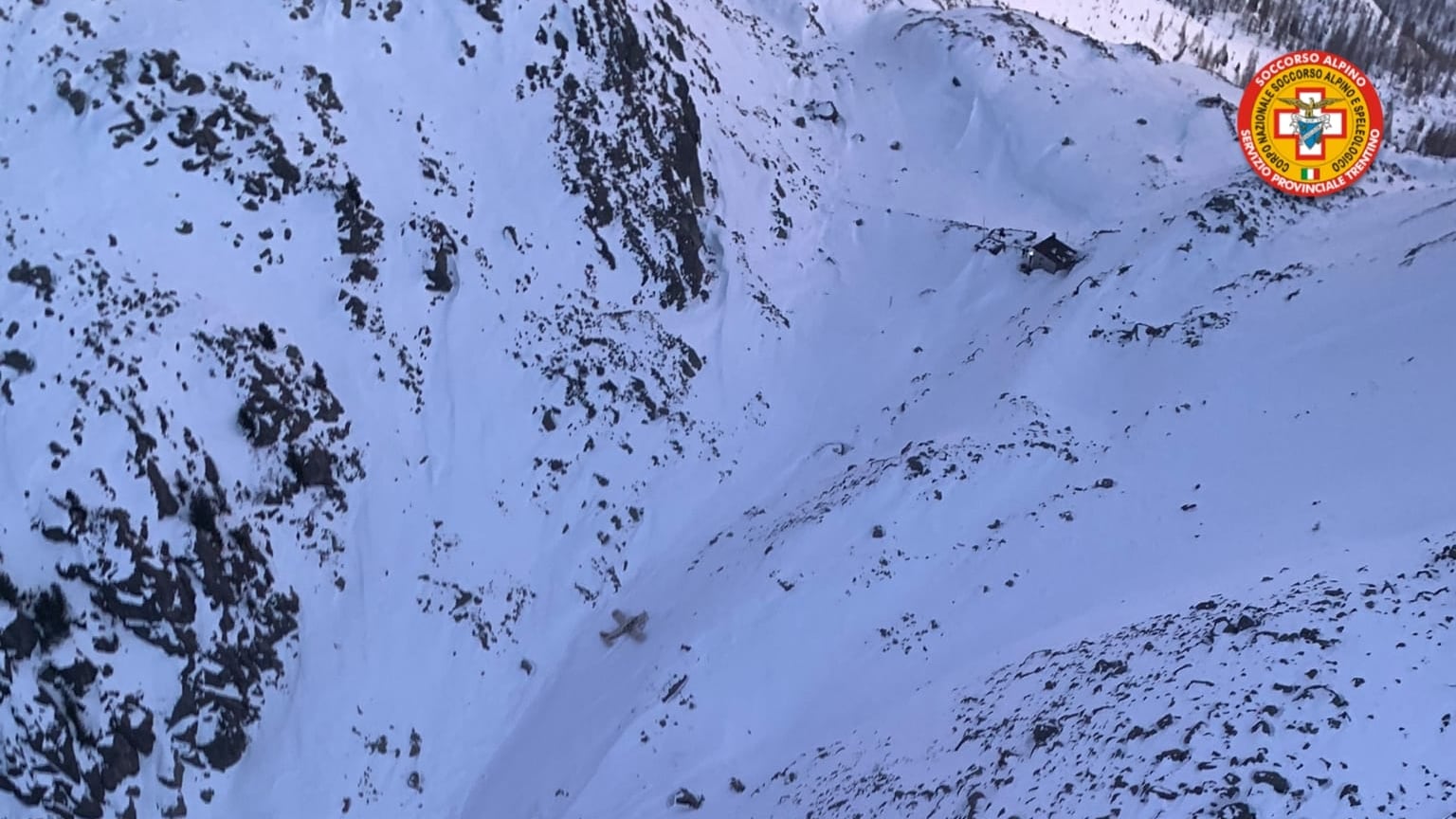 L'avaria e l'atterraggio a 2.100 metri sulle Dolomiti: così la pilota ha salvato tutti i passeggeri