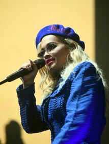 Mtv Video Music Awards 2018, bacio saffico per Rita Ora 13