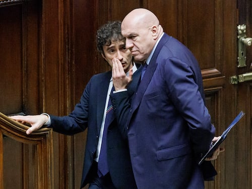 Crosetto: "Con Kiev senza ambiguità". L'Italia invia un lotto di generatori elettrici