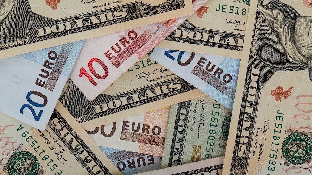 Fink avverte: il debito degli Stati Uniti e la crescita del Bitcoin potrebbero minacciare il primato del dollaro