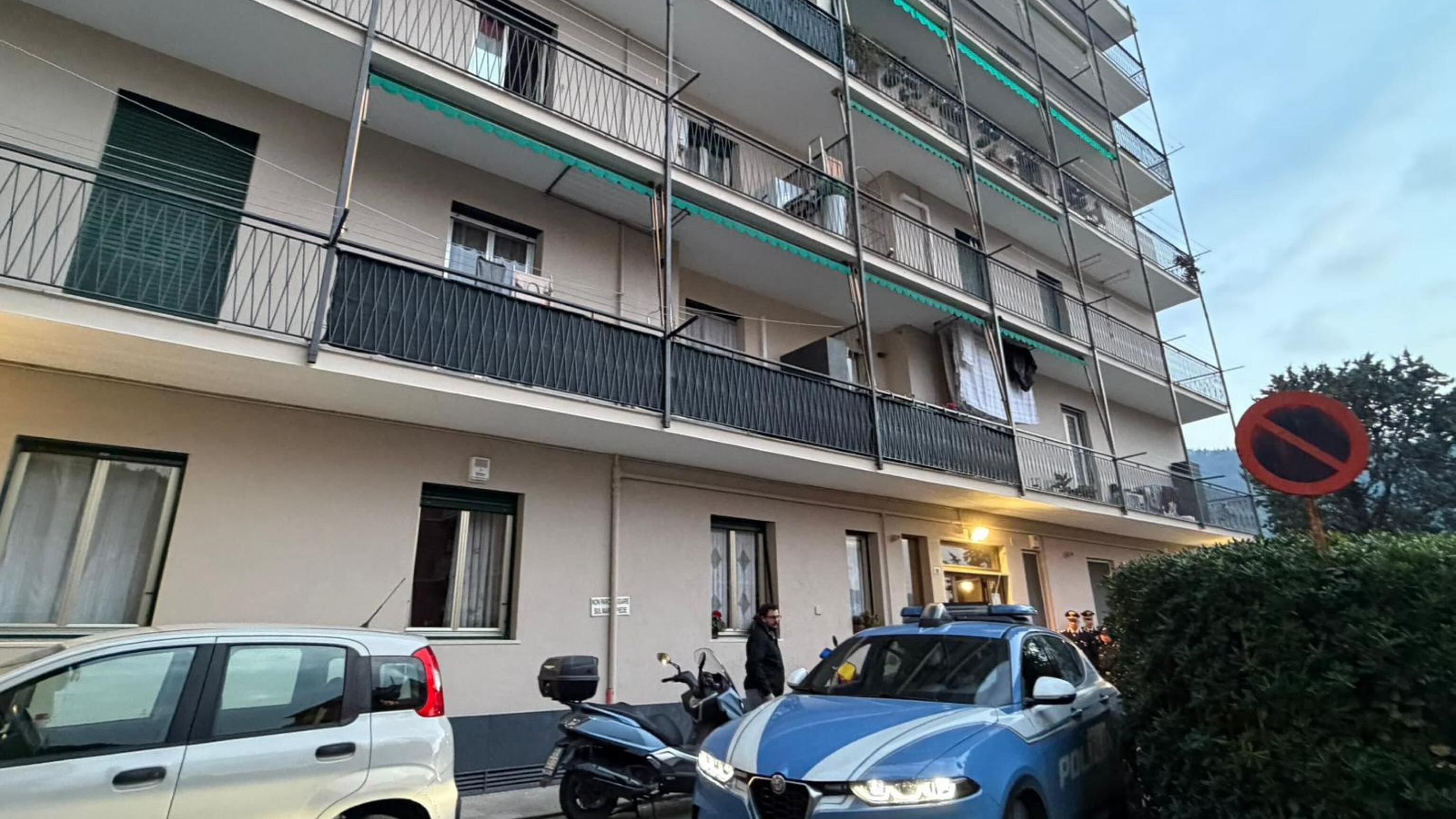 Genova, donna uccisa a coltellate. Il figlio portato in caserma