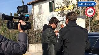 Striscia la notizia, Staffelli tenta di consegnare il tapiro a Gabriel Garko. L'attore scappa e lo ferisce