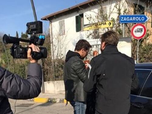 Striscia la notizia, Staffelli tenta di consegnare il tapiro a Gabriel Garko. L'attore scappa e lo ferisce