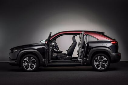 Mazda MX-30 R-EV, l’elettrica con il range extender: guarda le foto 11