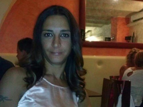 Maestra morta di aneurisma. È caccia al compagno in fuga