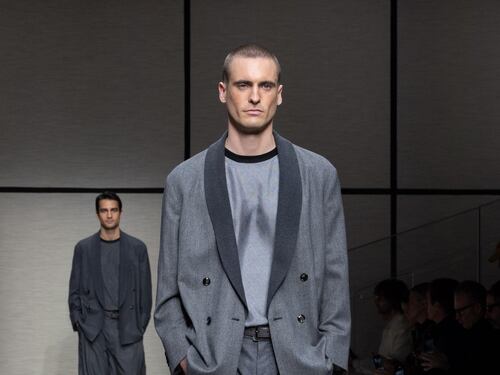 Seta e pinces da Armani, "velluto d'oro" da Zegna: l'uomo diventa morbido