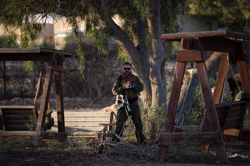 Un soldato israeliano di guardia durante i preparativi per accogliere gli ostaggi israeliani detenuti da Hamas dopo il loro rilascio, a Hatzerim, nel sud di Israele.