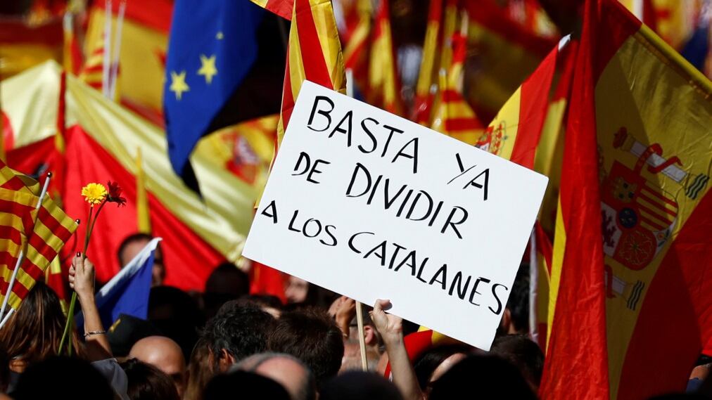 Catalogna, "Recuperiamo il buon senso": migliaia in piazza a Barcellona