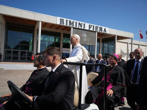 Il giorno del Papa al Meeting di Rimini: accolto tra ovazioni e cori. In mattinata l’invito ai giovani da San Marino: “Tenete aperta la finestra sull’infinito”