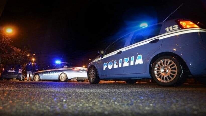 Ghanese scaglia bici contro i poliziotti per sfuggire all'arresto