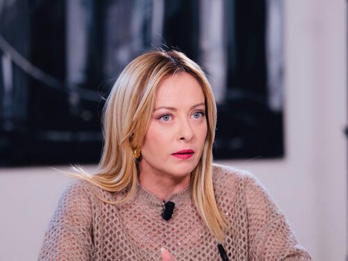 Meloni: "I giudici ci impediscono di governare, i cittadini mi aiutino a modernizzare il Paese". Poi l'attacco alle opposizioni: "Da loro propaganda spicciola"