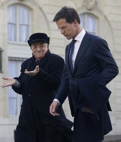 L'abbraccio a Parigi dei leader mondiali 7