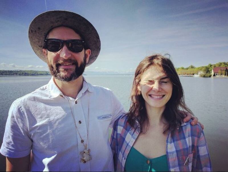 Cappuccetto rosso, gatti e vacanze: la nuova vita di Amanda Knox 7