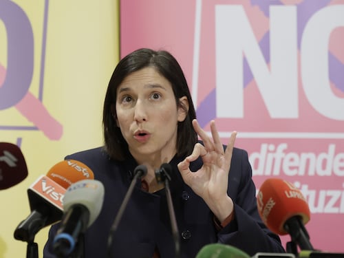 Schlein all'attacco: "Dimissioni tardive, sono capri espiatori di una sconfitta che è tutta di Meloni"