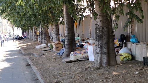 Napoli, clochard accampati davanti all'ospedale Loreto Mare 1