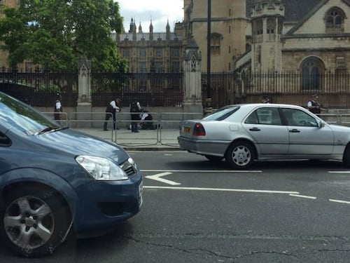 Londra, allarme a Westminster: uomo armato fermato col taser