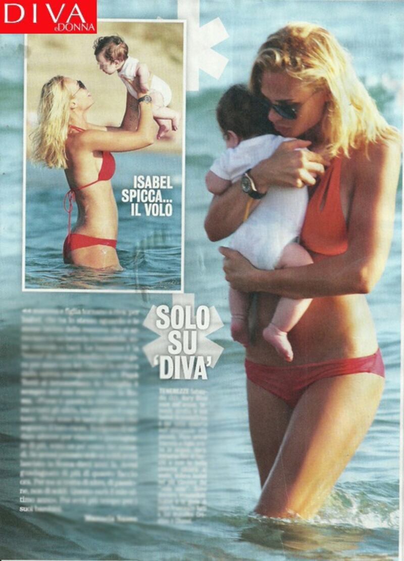 Ilary Blasi mamma tenerissima sulla spiaggia con la piccola Isabel 4