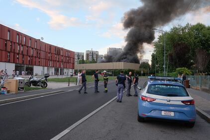 Milano, incendio in un deposito di rifiuti 3