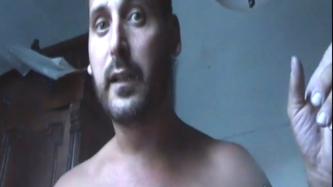 "In Romania ragazze...". Ecco chi è il candidato che fa impazzire i social