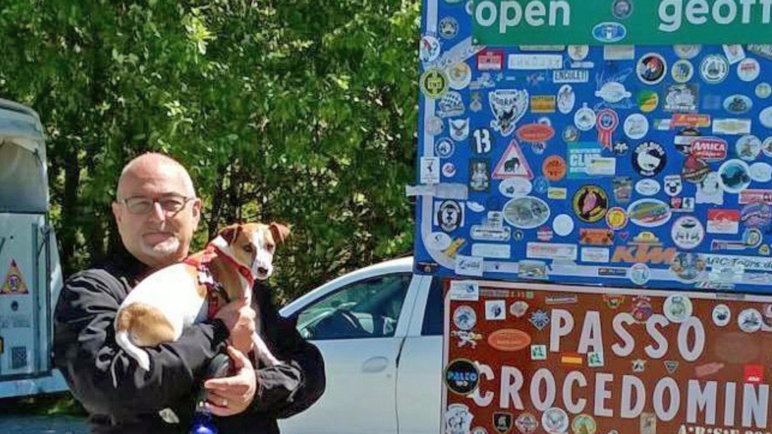 Uccide il vicino in strada e ferisce la moglie dopo la lite per il cane