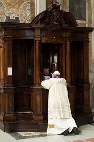 Il Papa si inginocchia e confessa i suoi peccati 3