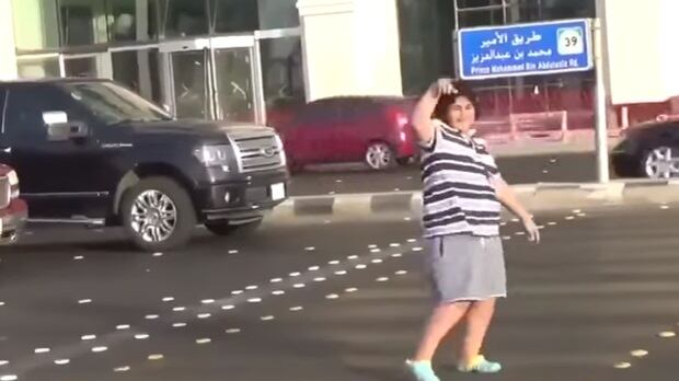 Balla la Macarena in strada: Arabia Saudita arresta 14enne