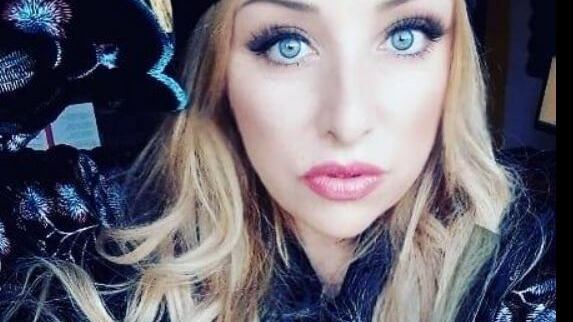 Fa una sorpresa alla figlia, ma si sente male al suo concerto e muore