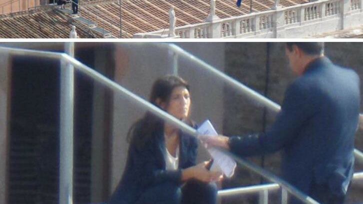 Virginia Raggi fotografata sul tetto del Campidoglio