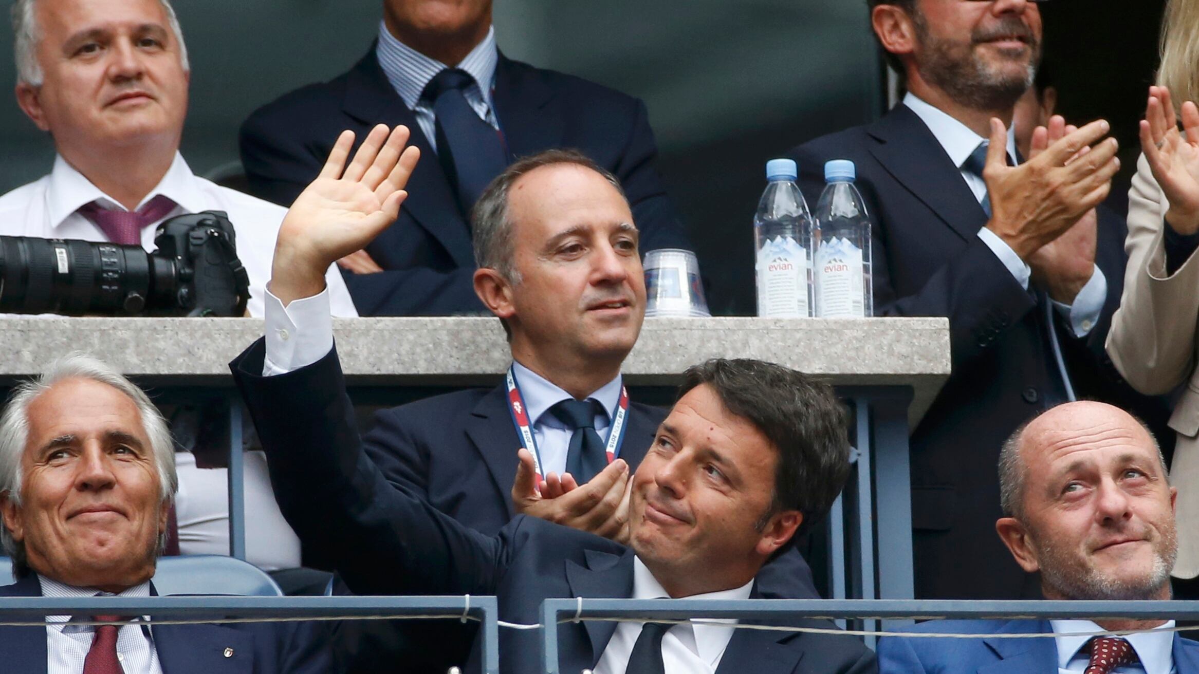 Il vizietto di Matteo: evitare le contestazioni e cercare la passerella