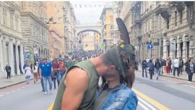 Le donne ammaliate dalle penne nere. "Con loro in città siamo più sicure"
