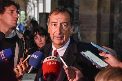 Silvio Berlusconi nel Famedio di Milano: "Un onore per la nostra famiglia"  3