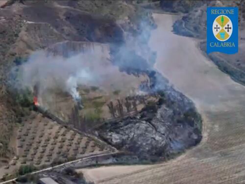 Calabria, piromani in azione: fermati grazie ai droni. Occhiuto: "Idioti, è ora di finirla"