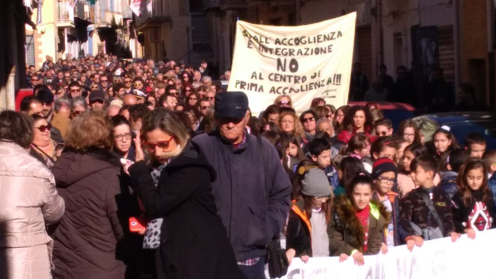 Agrigento, il paese in piazza contro i centri d'accoglienza
