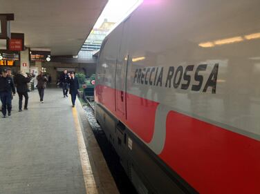 Renzi in treno solo con coca cola e giornali 1