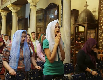 Cristiani copti in preghiera al Cairo