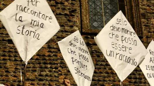 "Bruciato un pupazzo nero, è razzismo". La folle protesta degli attivisti
