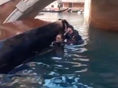 Gondola si ribalta per colpa di una foto, turisti finiscono in acqua a Venezia