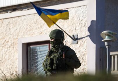 Uomini armati di guardia alla base di Pervalnoye 6