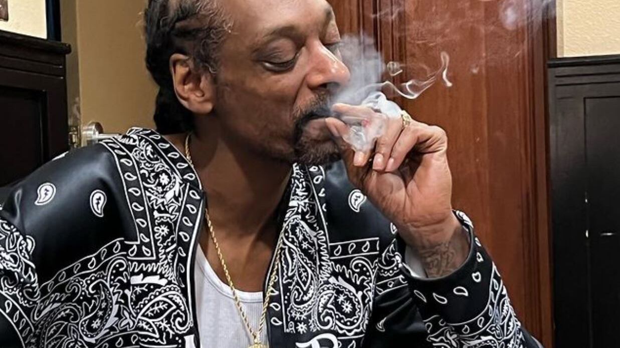 "C'è l'inflazione". Snoop Dogg aumenta la paga al suo "rollatore" di canne